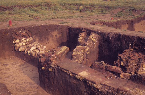Reste der Hafenmauer des römischen Hafens in Xanten am Unteren Niederrhein, archiviert in einem braunen Auenböden, den der Rhein seit der Römerzeit abgelagert hat. © W. Paas/Geologischer Dienst NRW